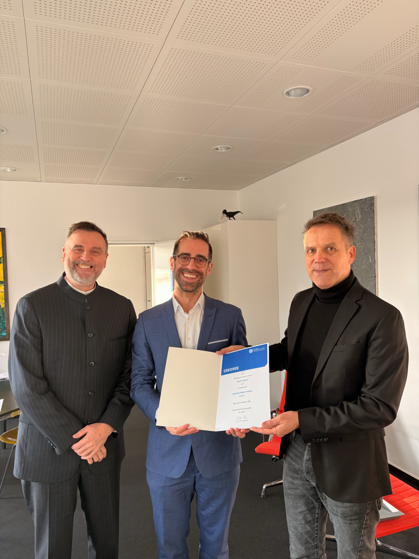 Document handover with Director Ansgar Thiel (right) and Professor Markus Raab (left) on 2. February 2026